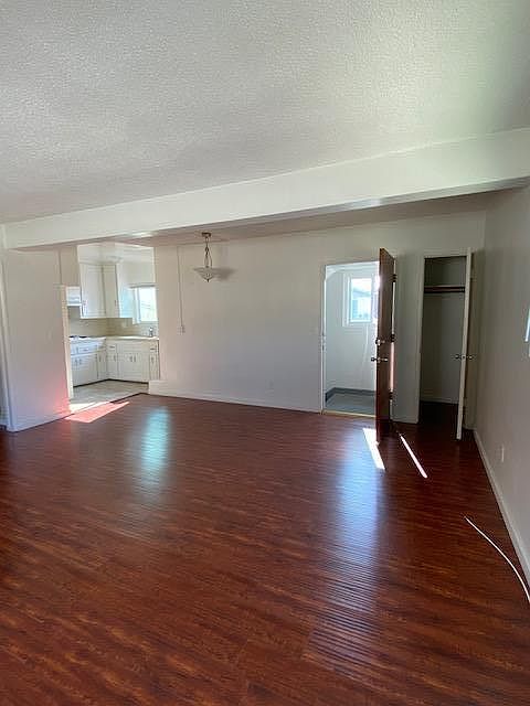 L. Room and Dining area.