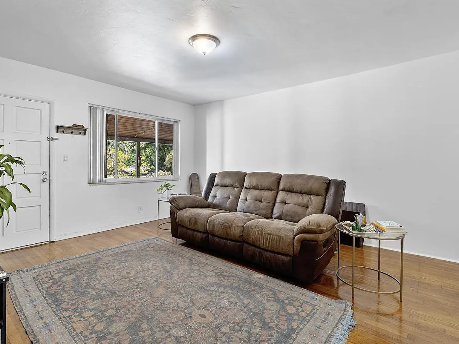924 NE 119th St — Photo 3