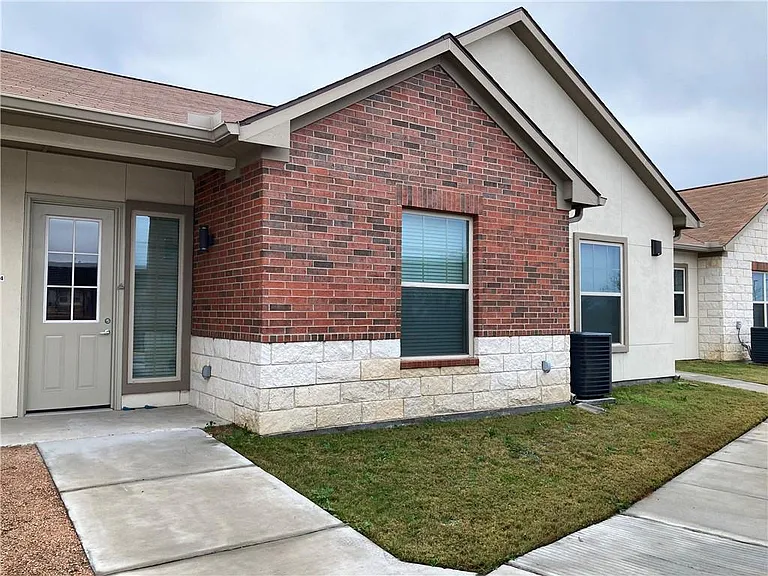 2400 Louis Henna Blvd #304 — Photo 2