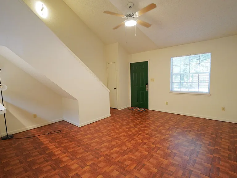 2335 Parrot Ln — Photo 3