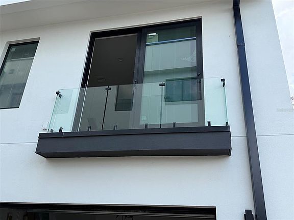 5th image of 310 W COLUMBUS DRIVE #2