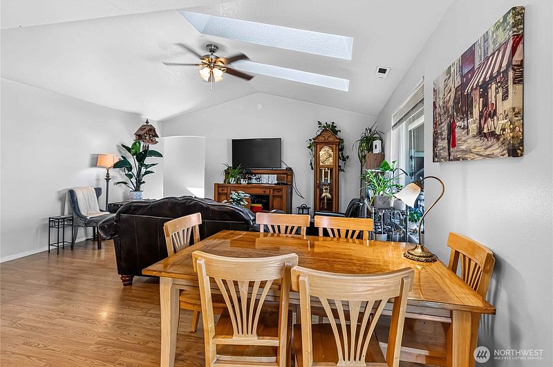 5th image of 2443 Hickory Avenue