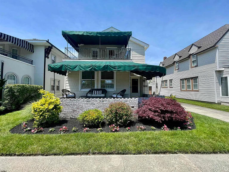 7407 Ventnor Ave — Photo 1