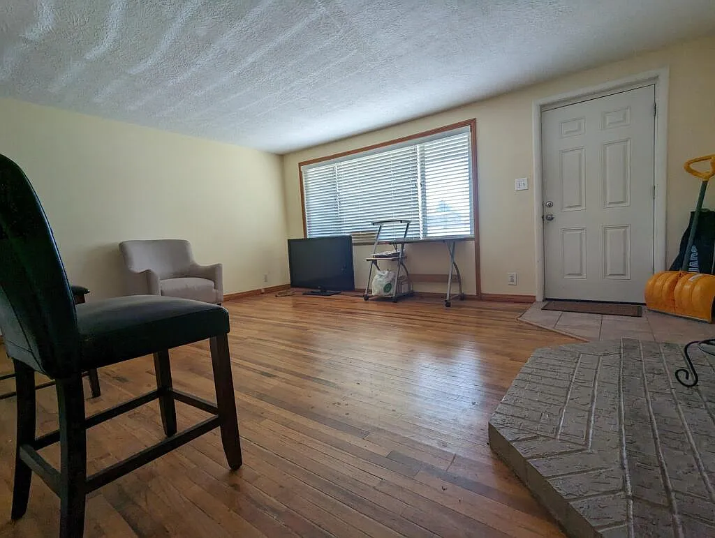 5 bed, 2098 sqft, $588 — Photo 2