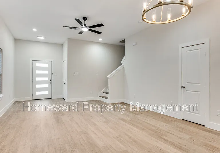 837 Stamps Ave — Photo 2