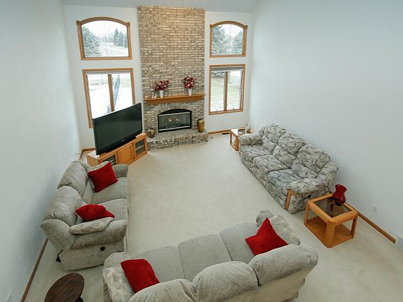 4th image of 221 Barrington Cir E