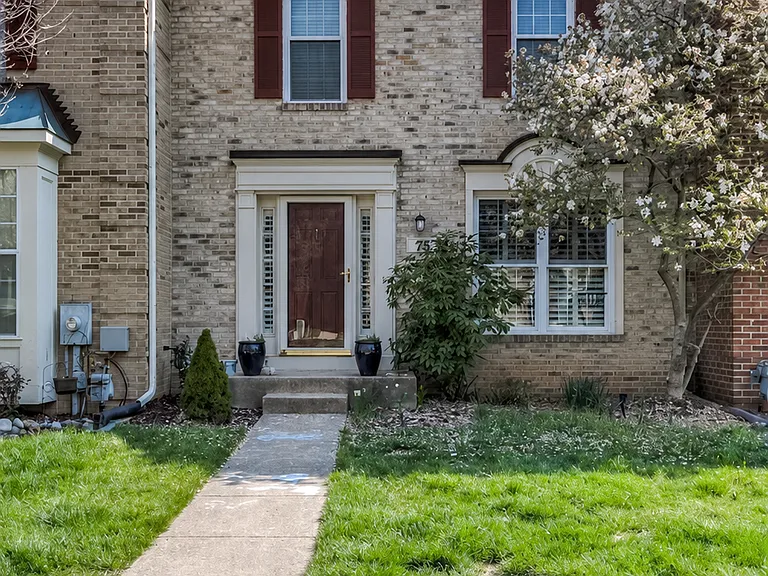 715 Leister Dr — Photo 1
