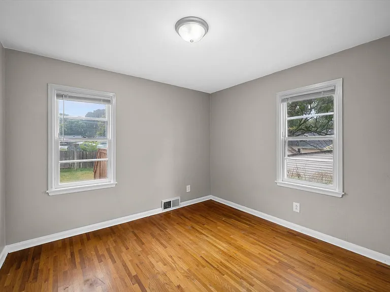2607 Stanford Ave — Photo 5