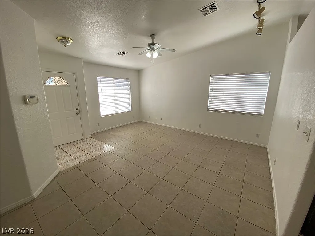 4 bed, 2.0 bath, 1563 sqft, $1,900 — Photo 2