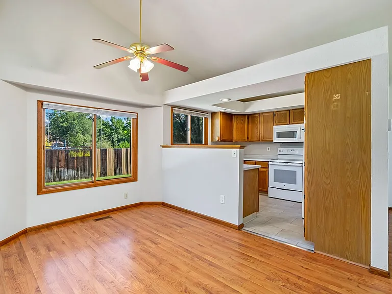 718 Justice Dr — Photo 8