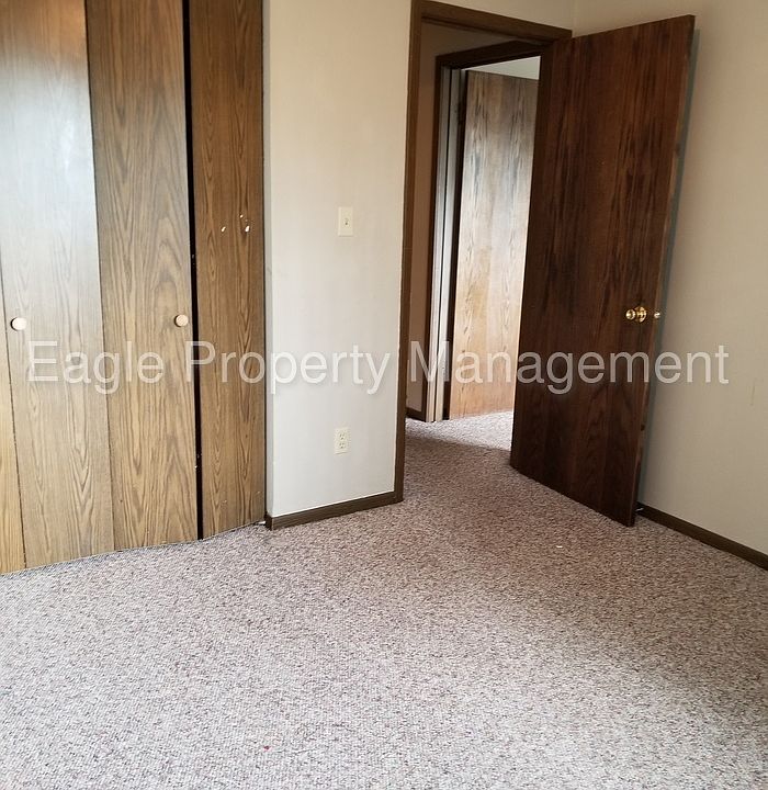 2nd image of 1400 Meadowview Dr