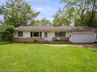 6235 Williams Lake Rd, Waterford, MI 48329