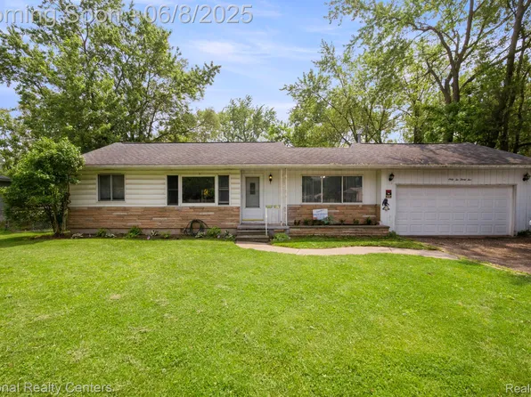 6235 Williams Lake Rd, Waterford, MI 48329