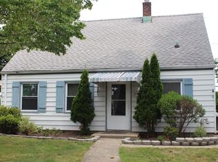 25 Peachtree Ln, Levittown, NY 11756