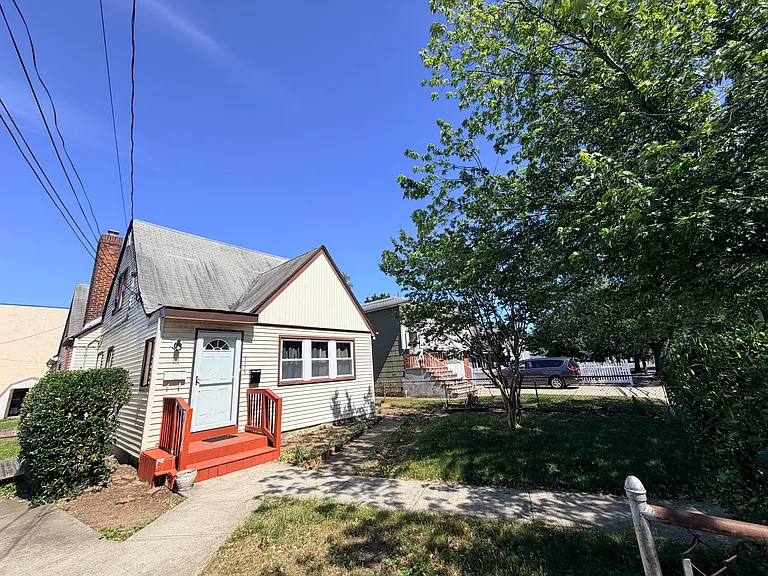 2585 Beach Dr — Photo 1