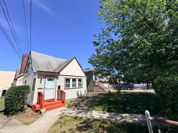 2585 Beach Dr, Merrick, NY 11566