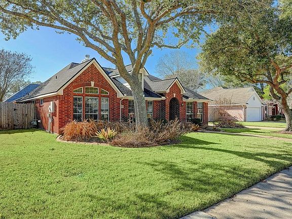 2nd image of 805 Courtside Dr E