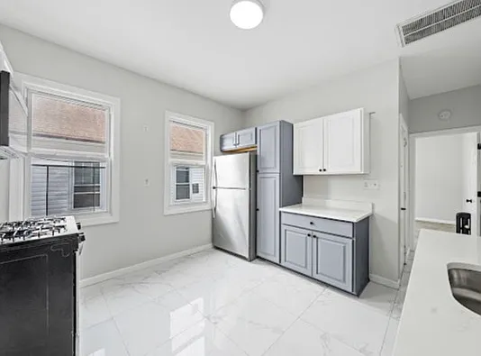 210 W Price St #2L — Photo 1