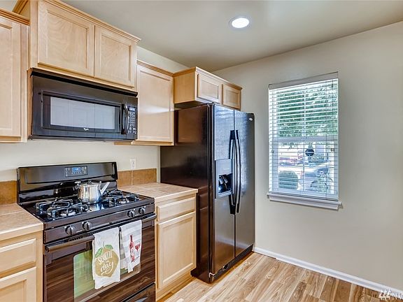 4th image of 1425 32nd St NE