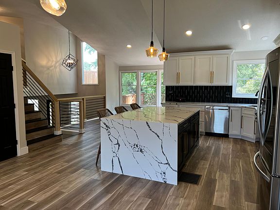 3rd image of 301 Newport Dr