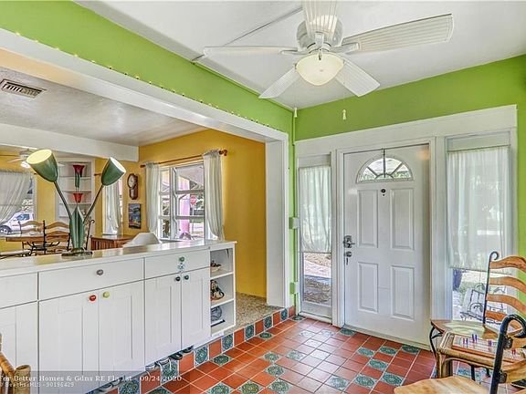 4th image of 520 SW 16th Ct