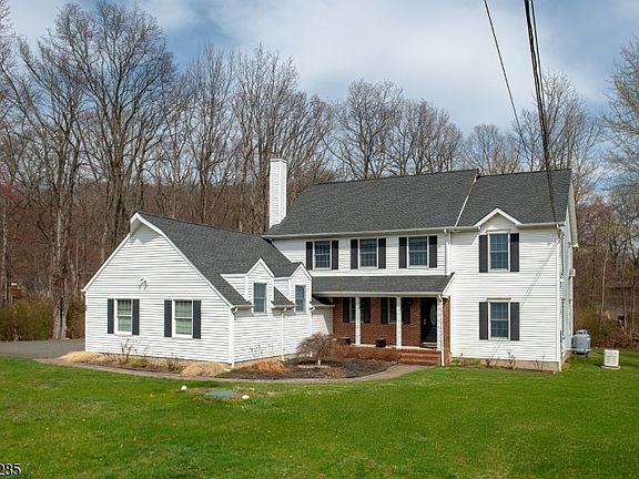 2nd image of 28 Weldon Rd