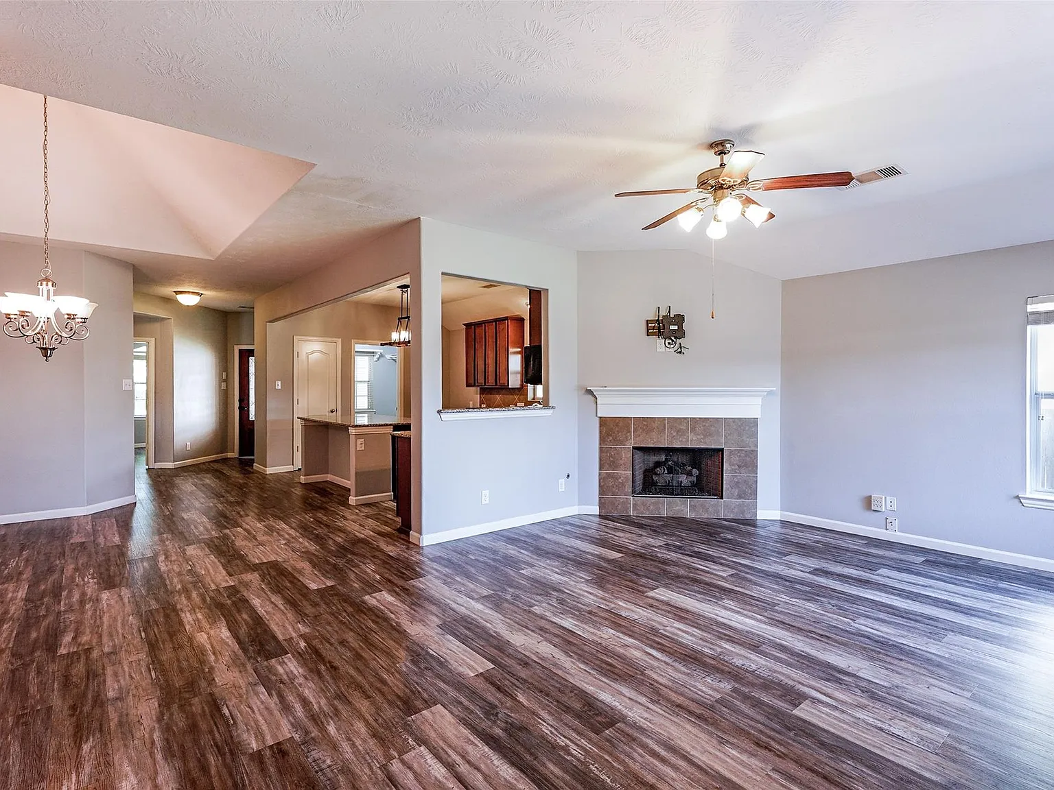 3 bed, 2.0 bath, 2018 sqft, $2,350 — Photo 3