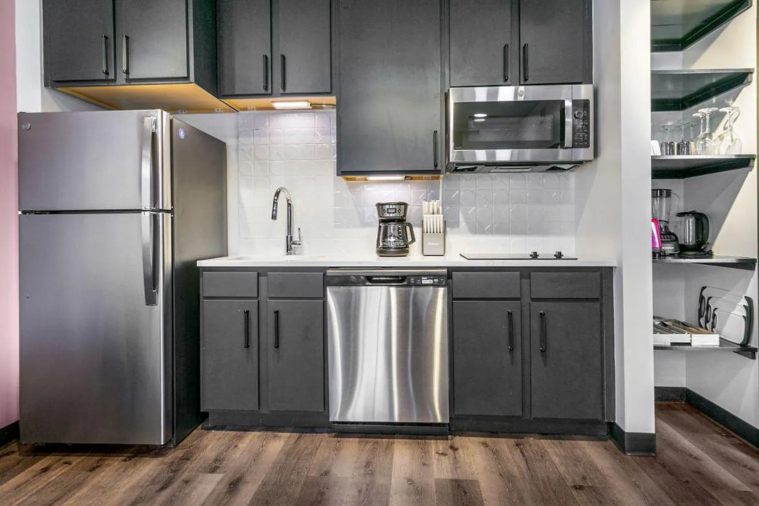 2 bed, 1.0 bath, 904 sqft, $7,053 — Photo 3
