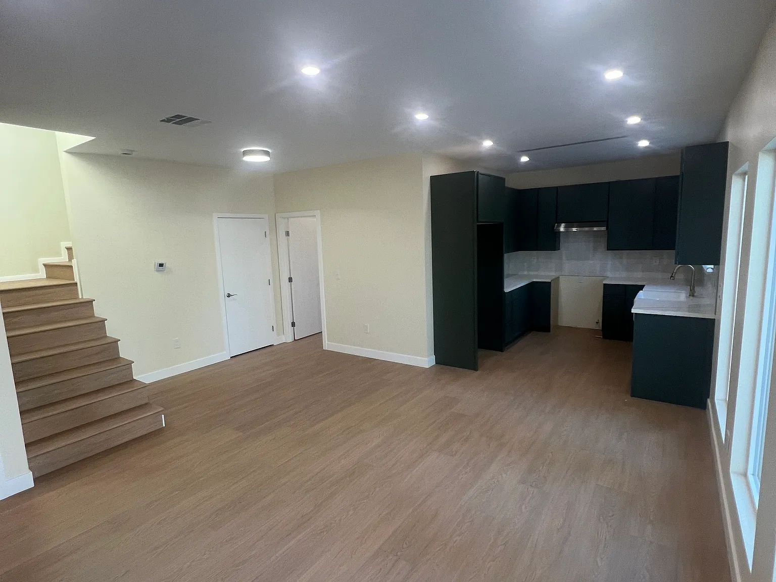 3 bed, 1200 sqft, $4,200 — Photo 2