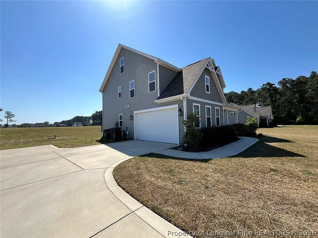 4 bed, 2.5 bath, 2374 sqft, $2,400 — Photo 2