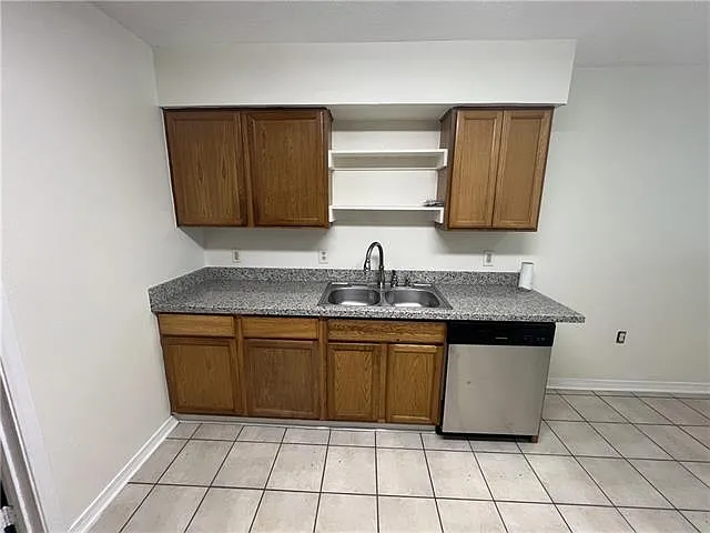 2 bed, 1.0 bath, 800 sqft, $1,300 — Photo 3