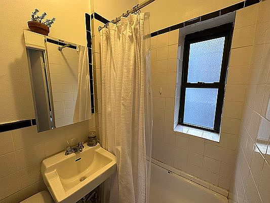 4th image of 39 E 17th St Bsmt 2