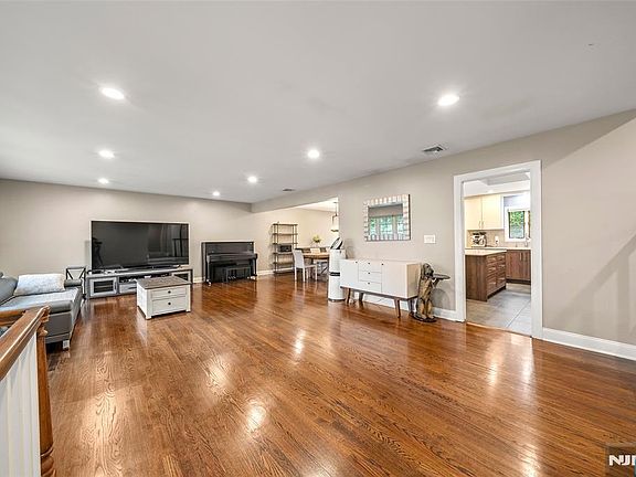 5th image of 55 Birch Street