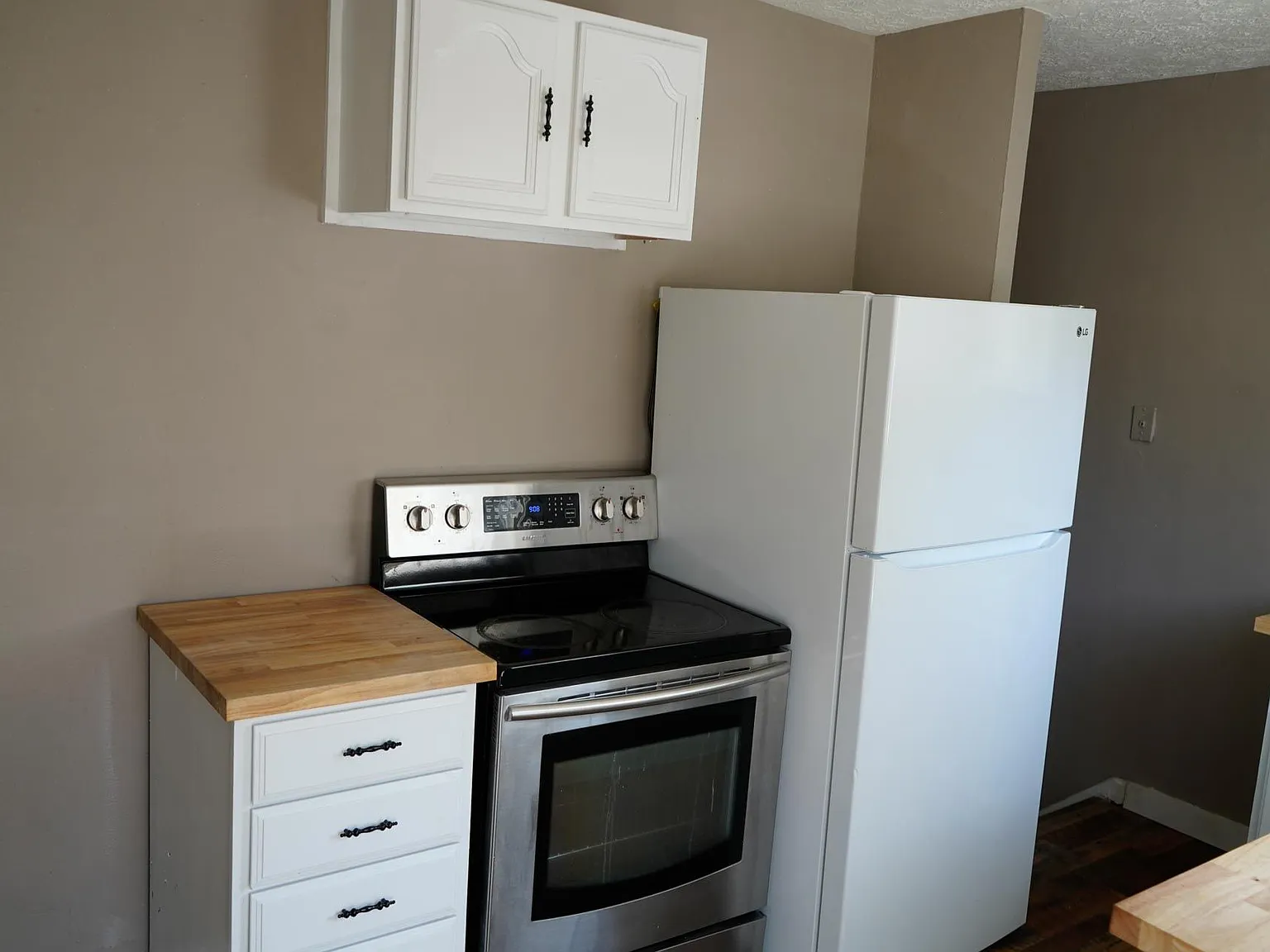 Charming 2-Bed Bungalow with Large Front & Back Yards — Photo 4