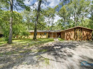 14701 Wingston Rd, Bowling Green, OH 43402