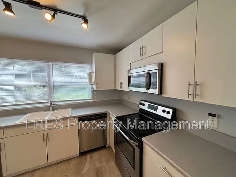 429 Wiltshire Rd — Photo 10