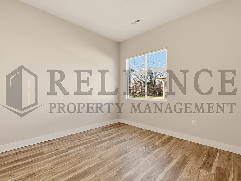 525 E Elmwood St — Photo 34
