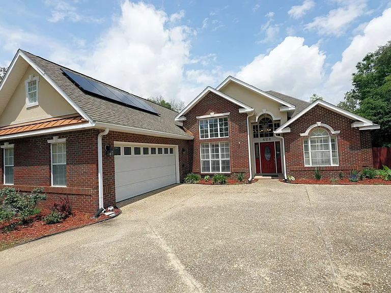 428 Riverchase Blvd — Photo 1