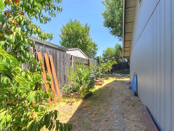 3rd image of 120 Mesquite Ct