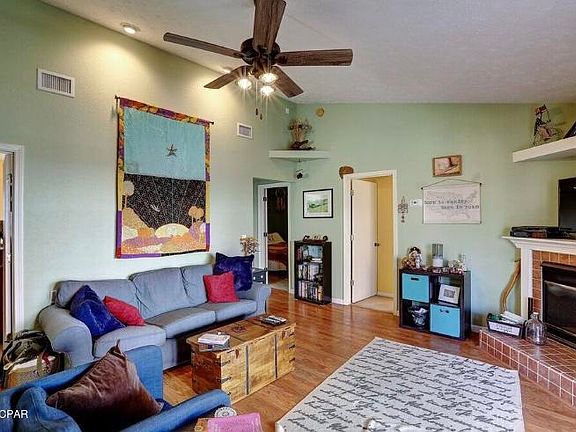 3rd image of 6423 Pinetree Ave