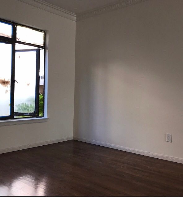 2nd image of 1359 S Burnside Ave APT 1