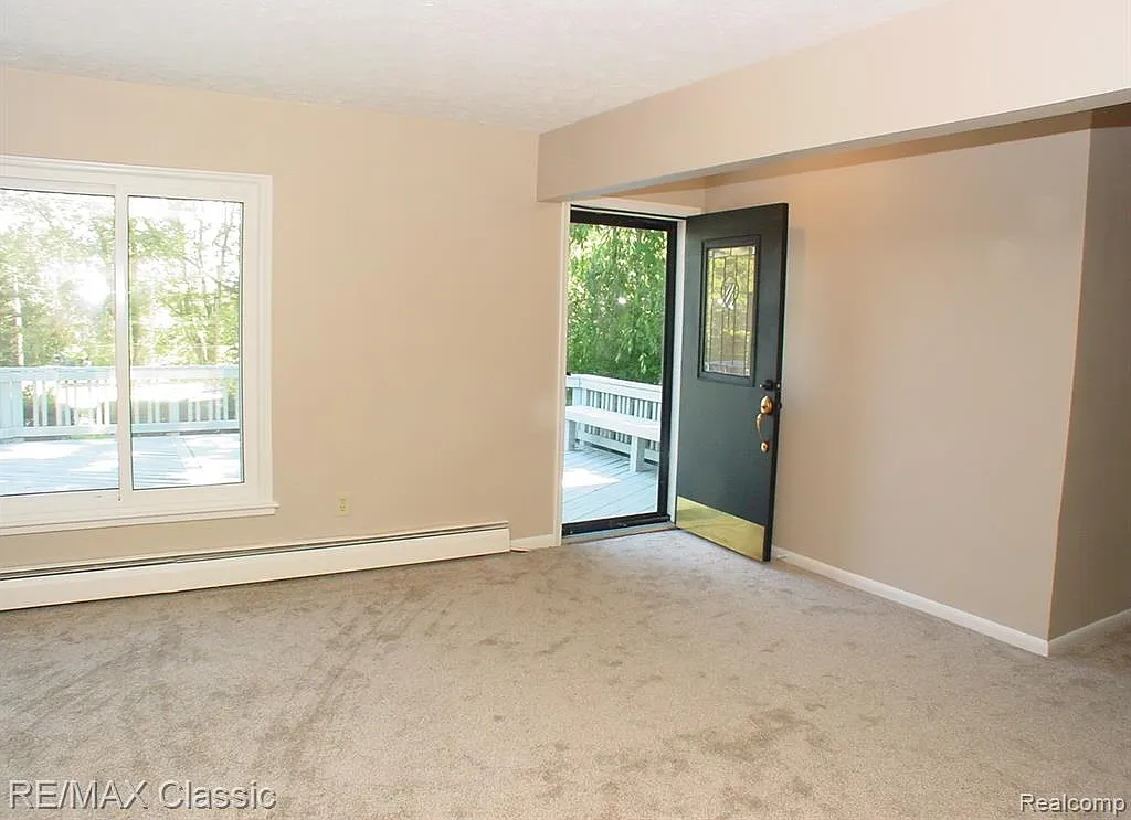 4 bed, 1.5 bath, 1689 sqft, $2,900 — Photo 3