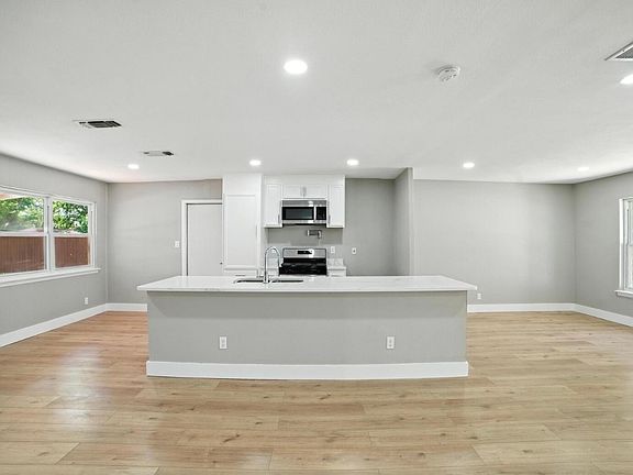 3rd image of 4142 Willow Green Dr