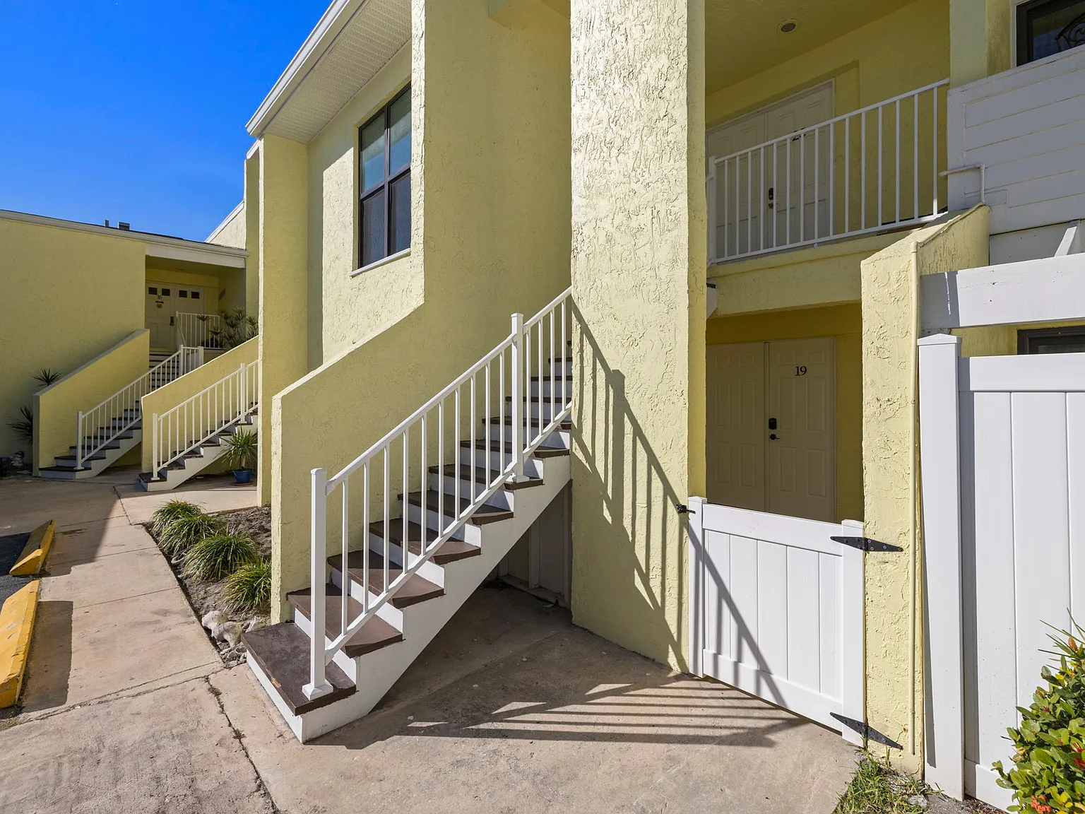 2 bed, 1040 sqft, $2,250 — Photo 2