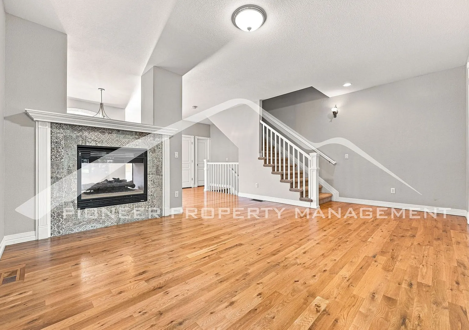 Gorgeous Townhouse with Gas Fireplace and Central AC — Photo 3
