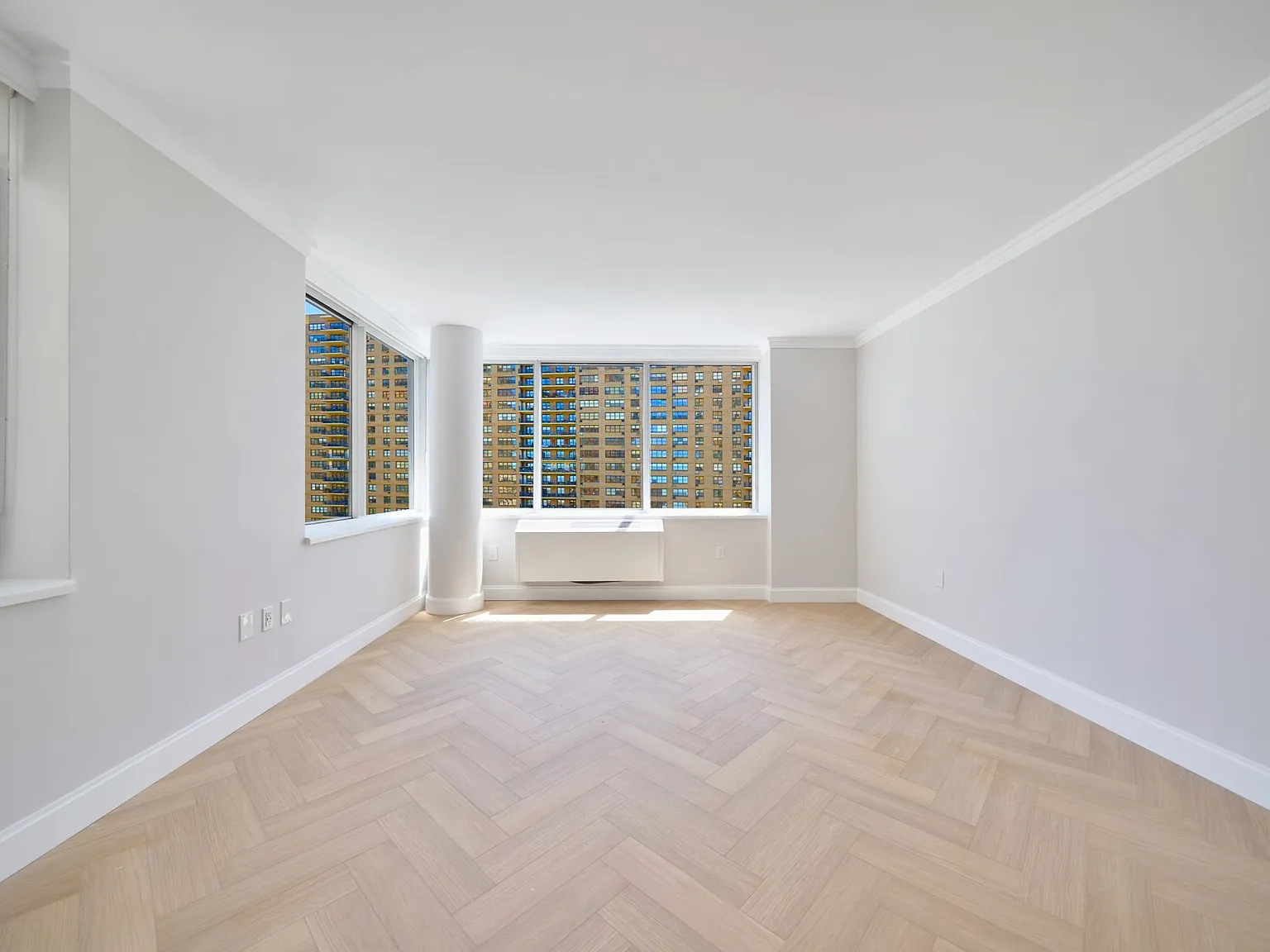 160 Riverside Boulevard — Photo 3