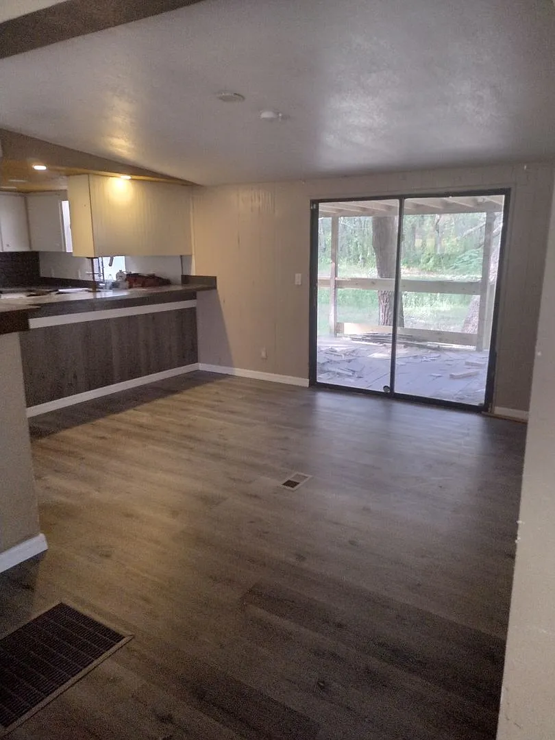 3 bedroom 2 bathroom Home on 2 1/5 acres — Photo 4