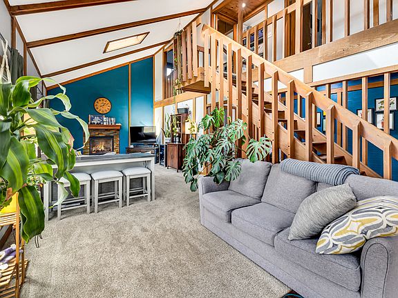 Vaulted Ceilings & Skylight (Gas Fireplace Non Functional)