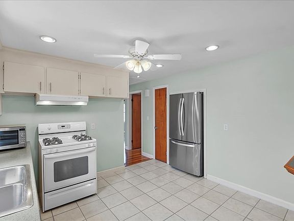 3rd image of 21 Gale Rd