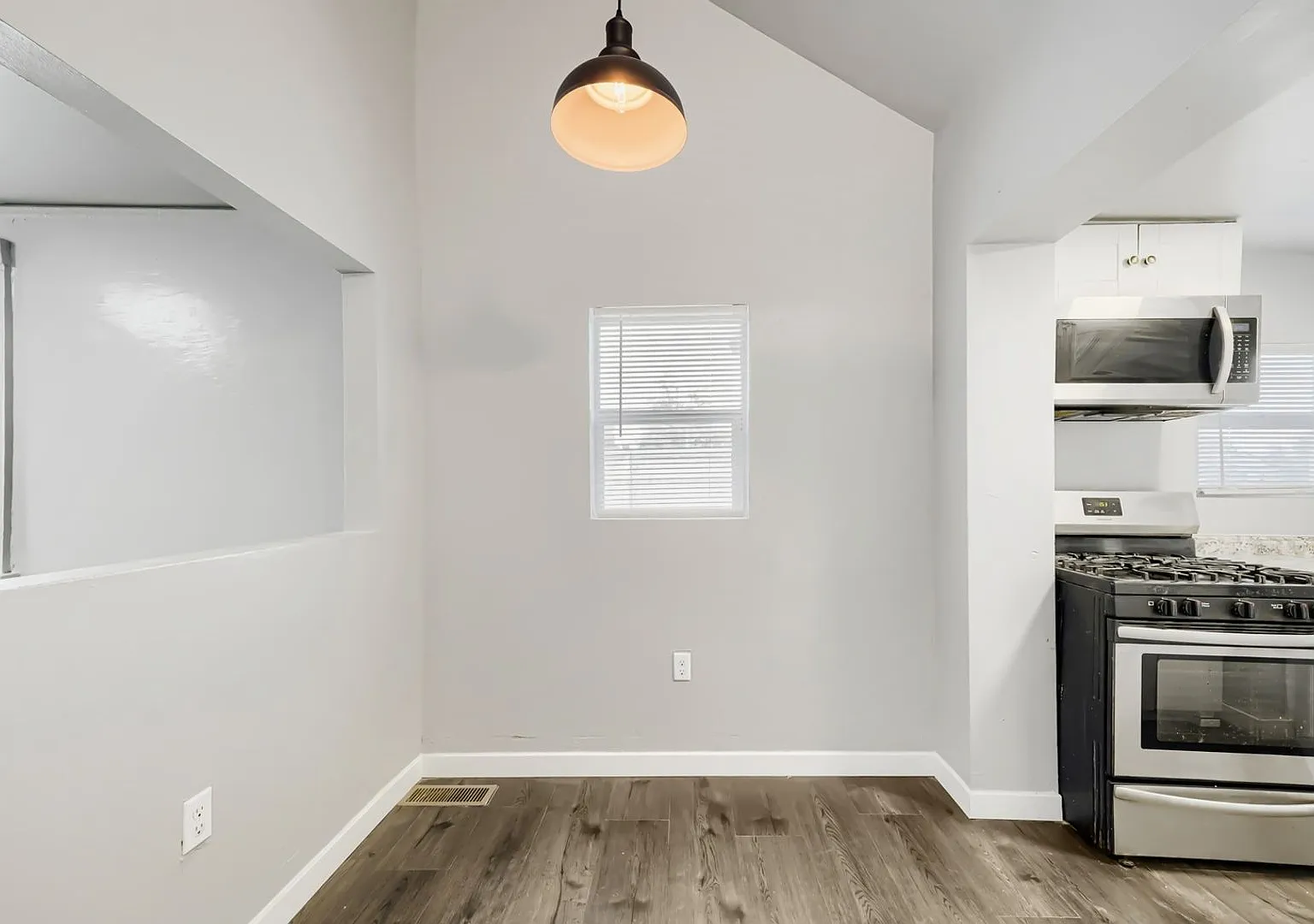 Charming 3BR Duplex in Aurora — Photo 4